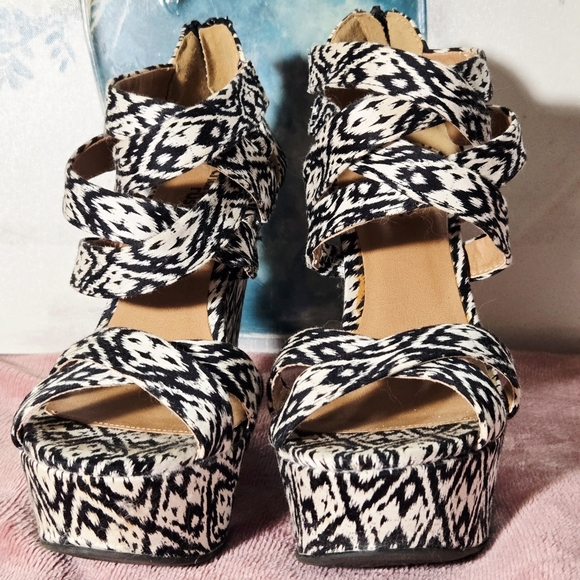 Stylish Black and White Wedge Sandals - Picture 3 of 11